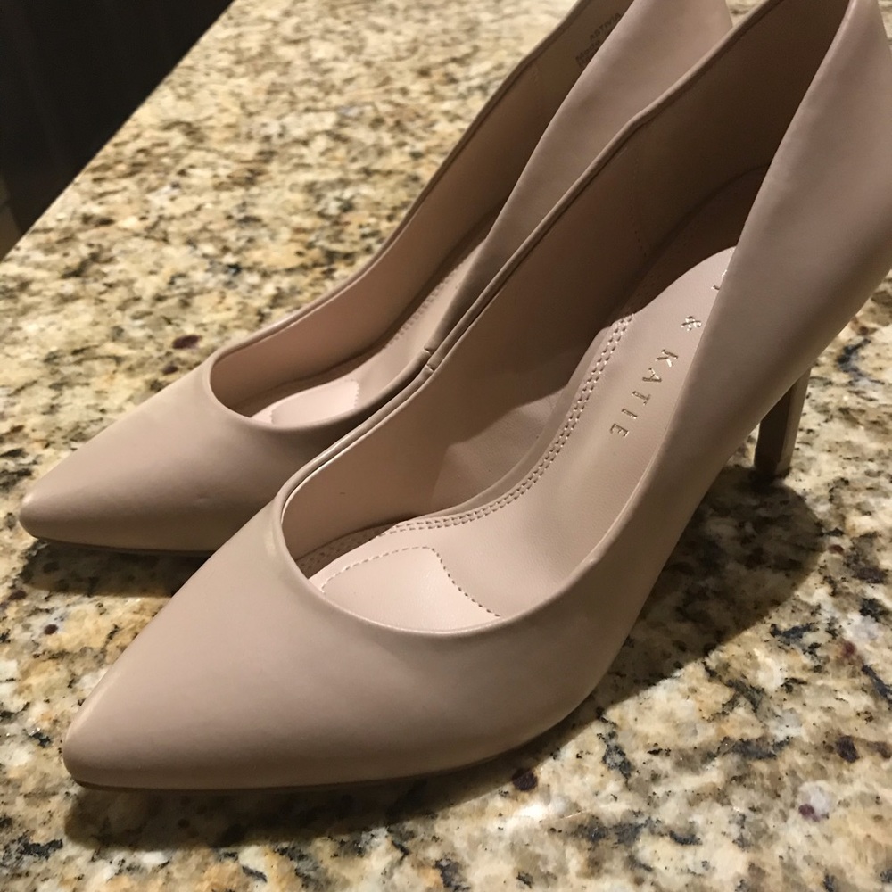 Kelly & Katie nude pumps